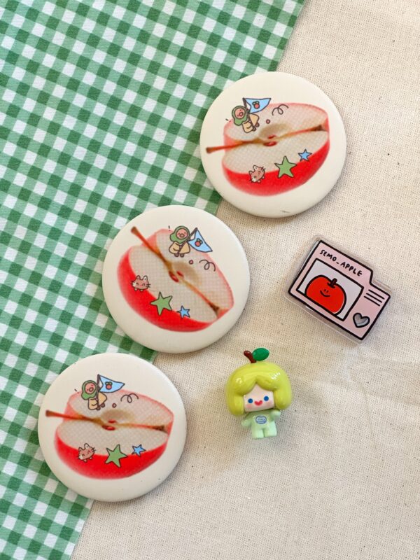 apel glitter badge momoona